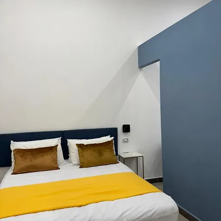 Boutique Piazza Carita Neapol